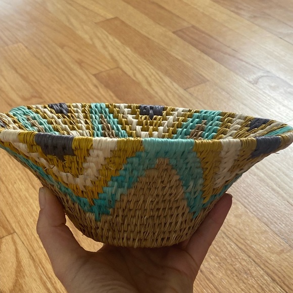 Round woven decorative basket - Picture 5 of 10